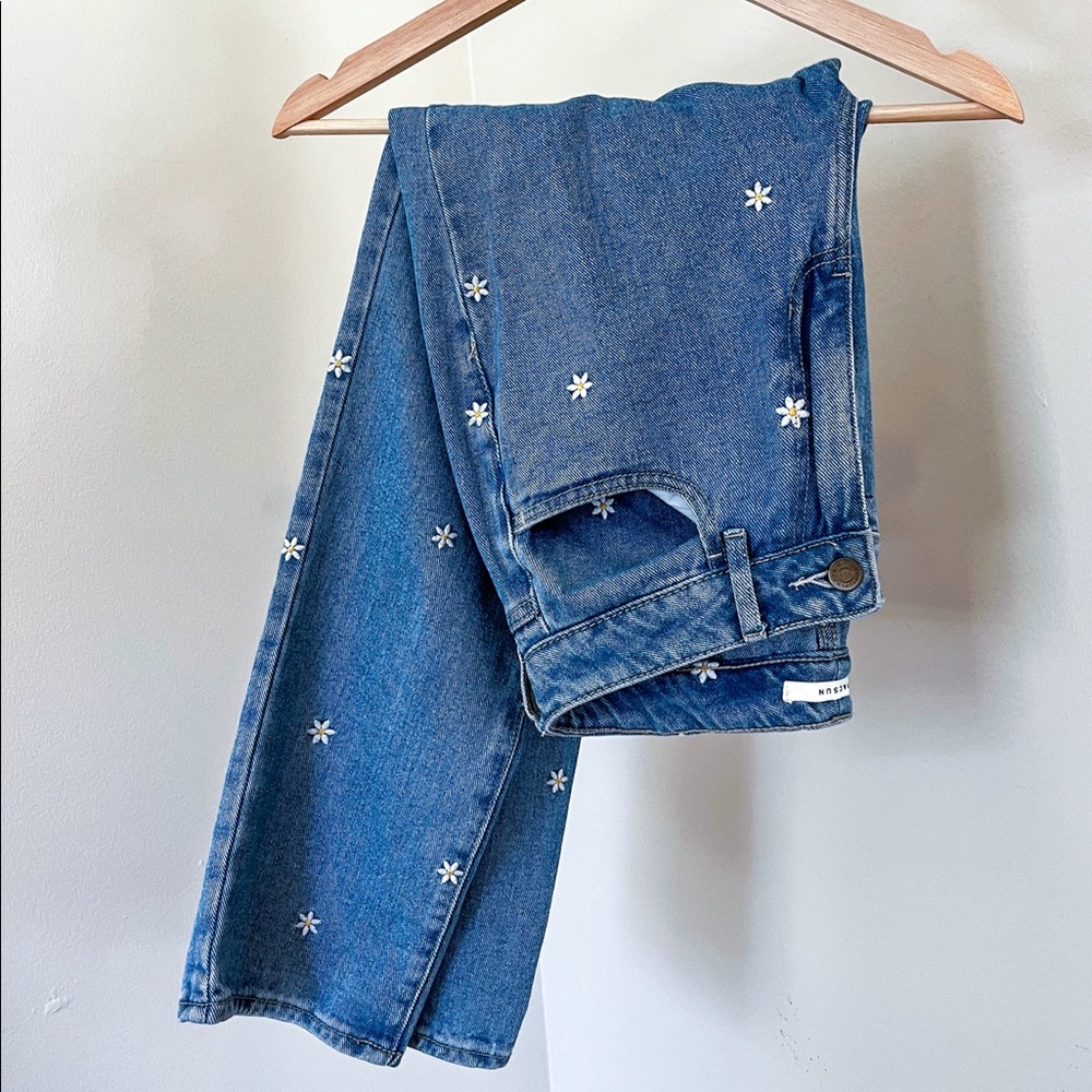 Daisy Embroidered Mom Jeans